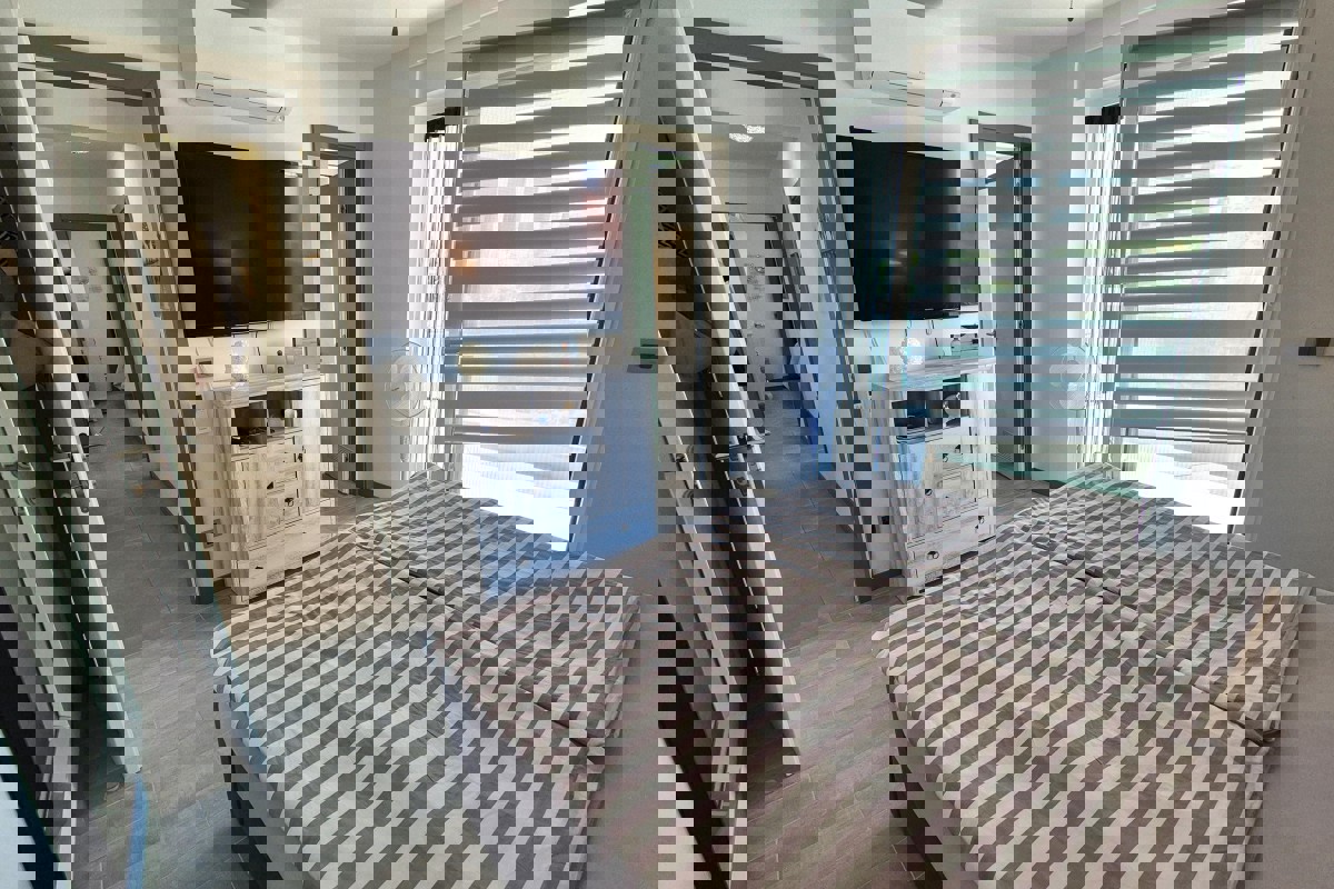 Appartamento con piscina e vista mare