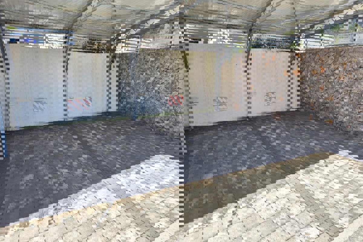 Appartamento con piscina e vista mare