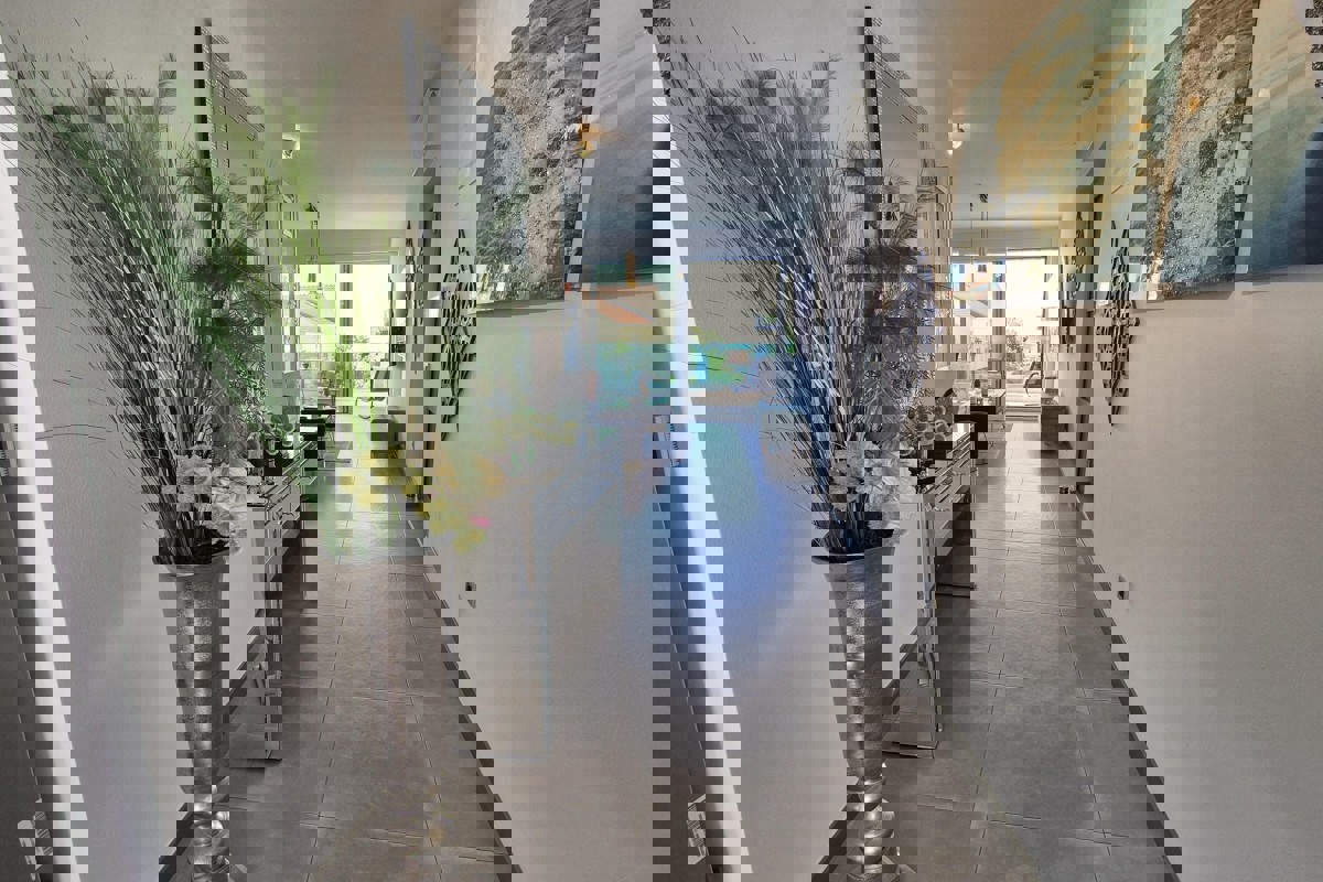 Appartamento con piscina e vista mare