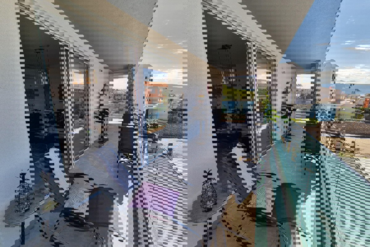 Appartamento con piscina e vista mare