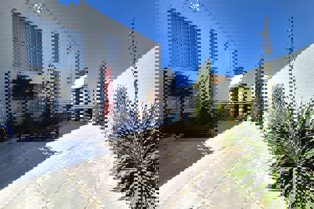 Appartamento con piscina e vista mare