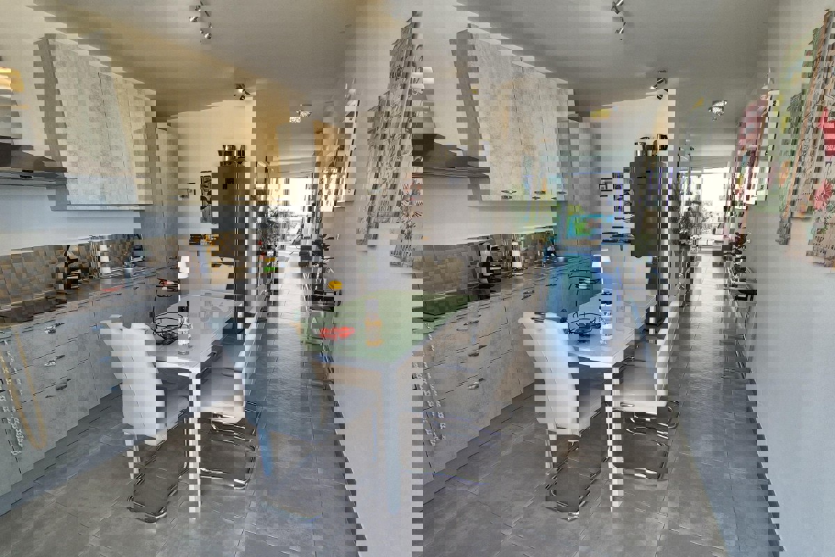 Appartamento con piscina e vista mare