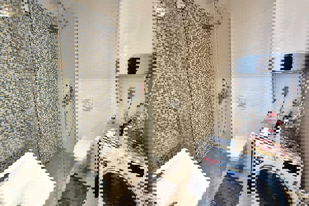 Appartamento con piscina e vista mare