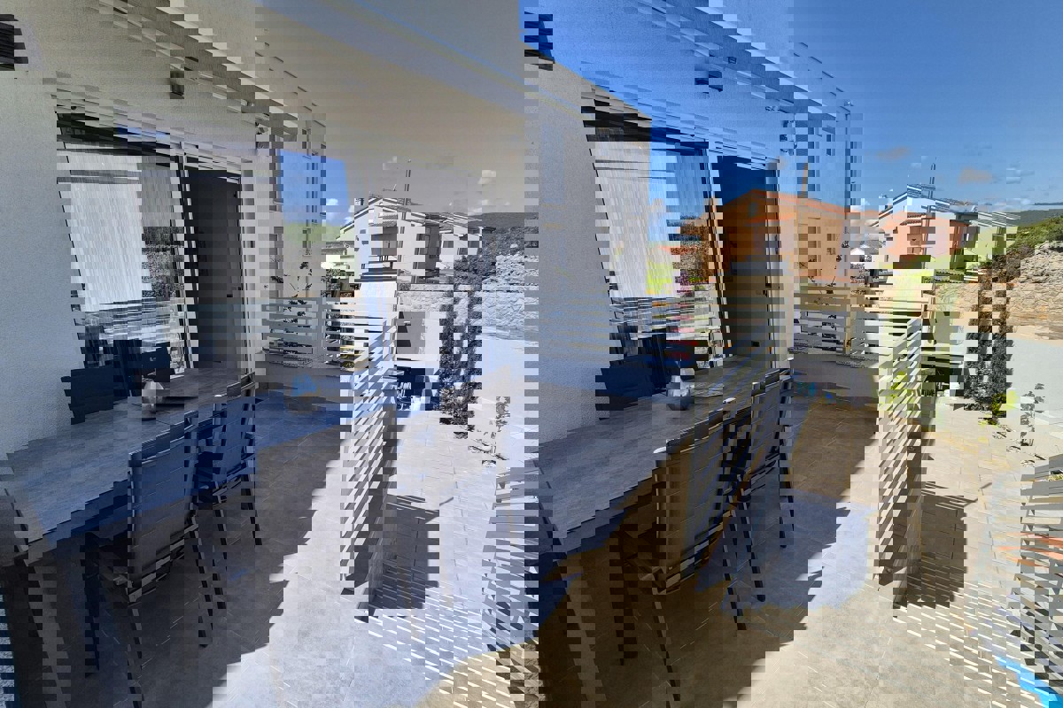 Appartamento con piscina e vista mare