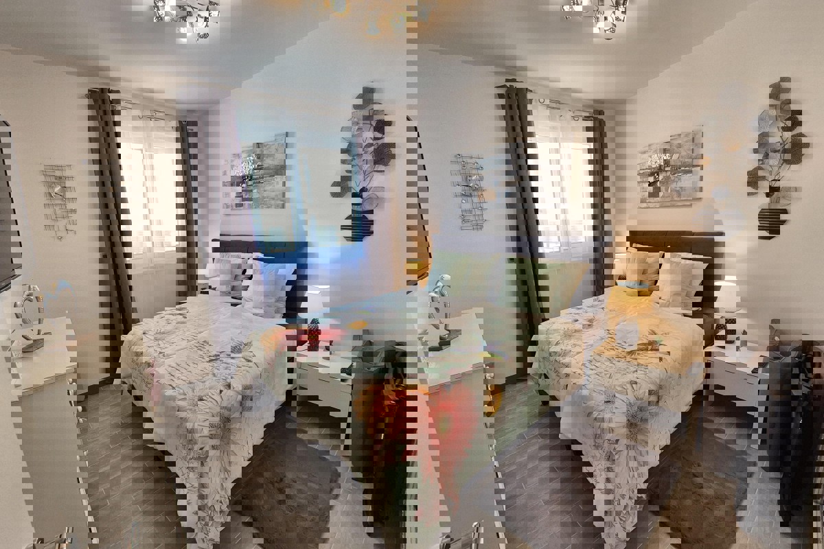 Appartamento con piscina e vista mare