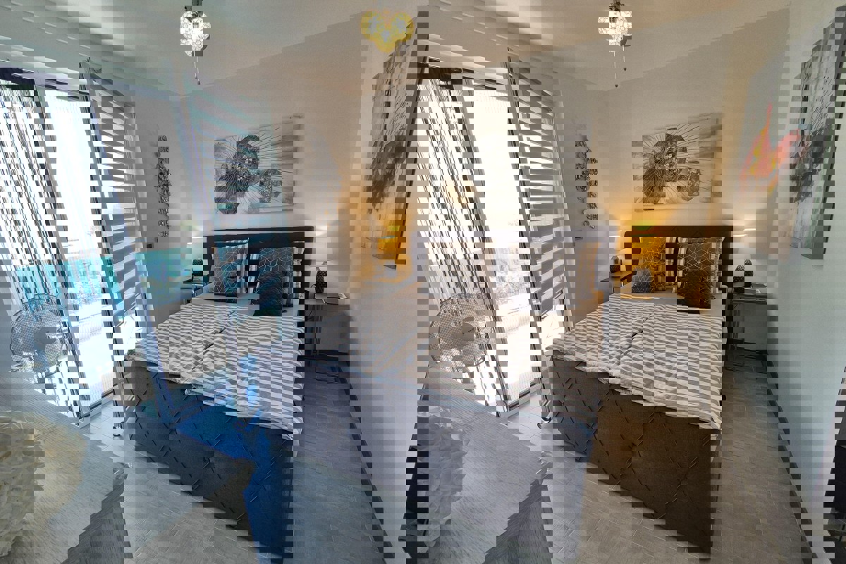 Appartamento con piscina e vista mare