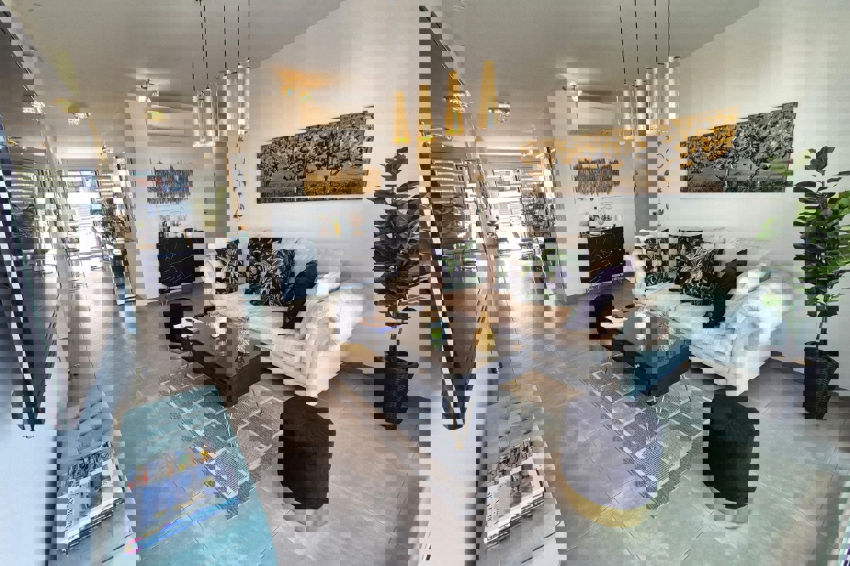 Appartamento con piscina e vista mare