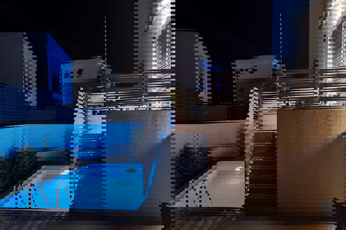 Appartamento con piscina e vista mare