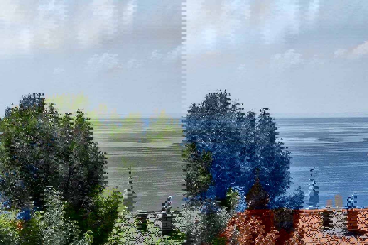 Appartamento con piscina e vista mare