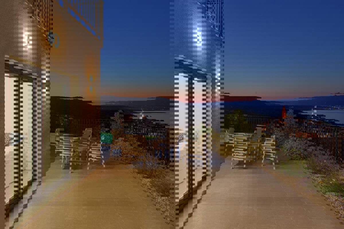 Villa bifamiliare con piscina e vista mare