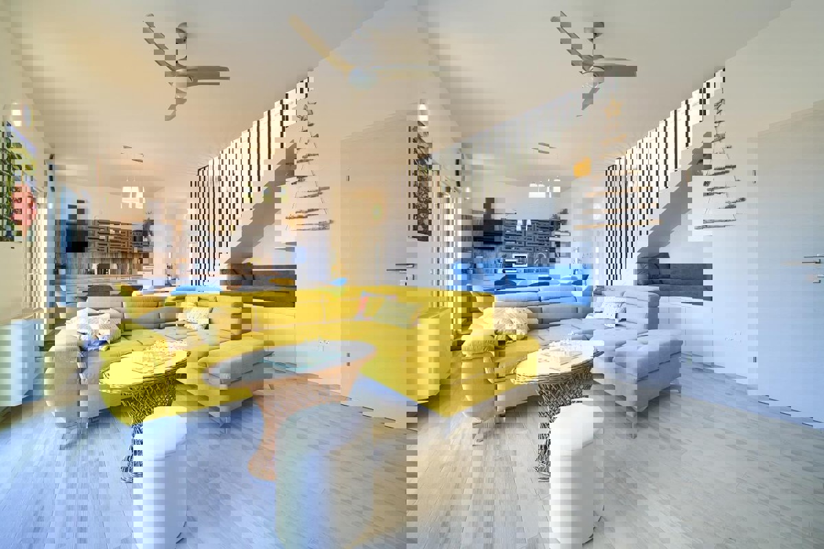 Villa bifamiliare con piscina e vista mare