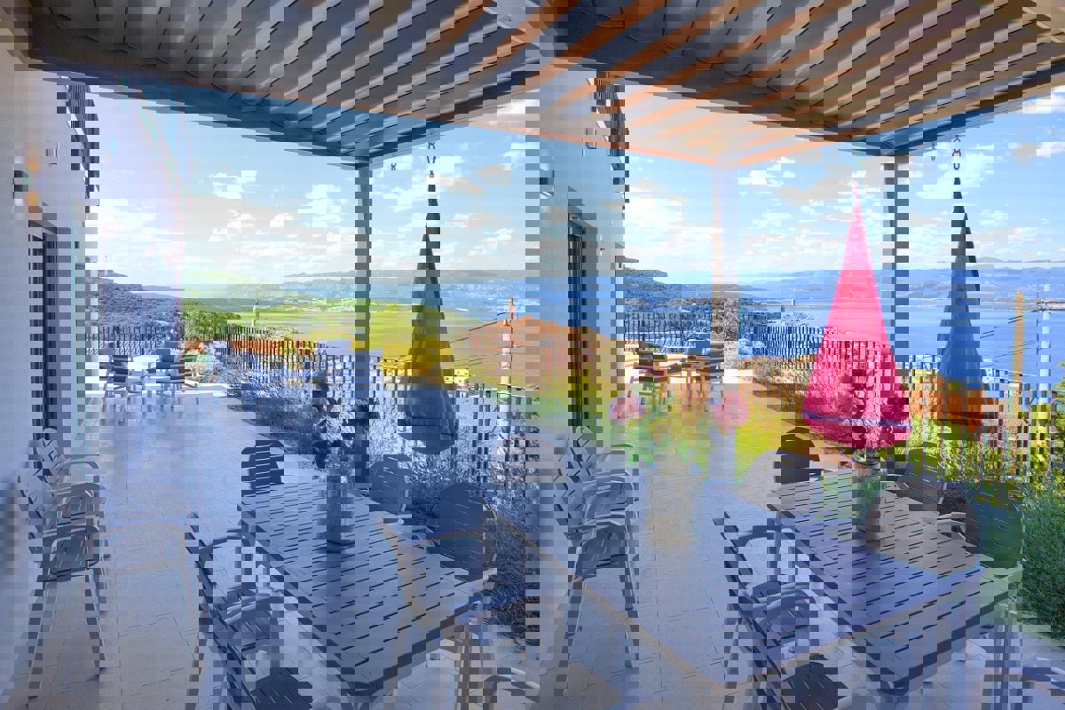 Villa bifamiliare con piscina e vista mare