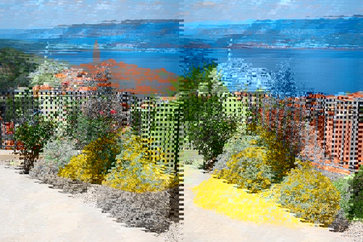 Villa bifamiliare con piscina e vista mare