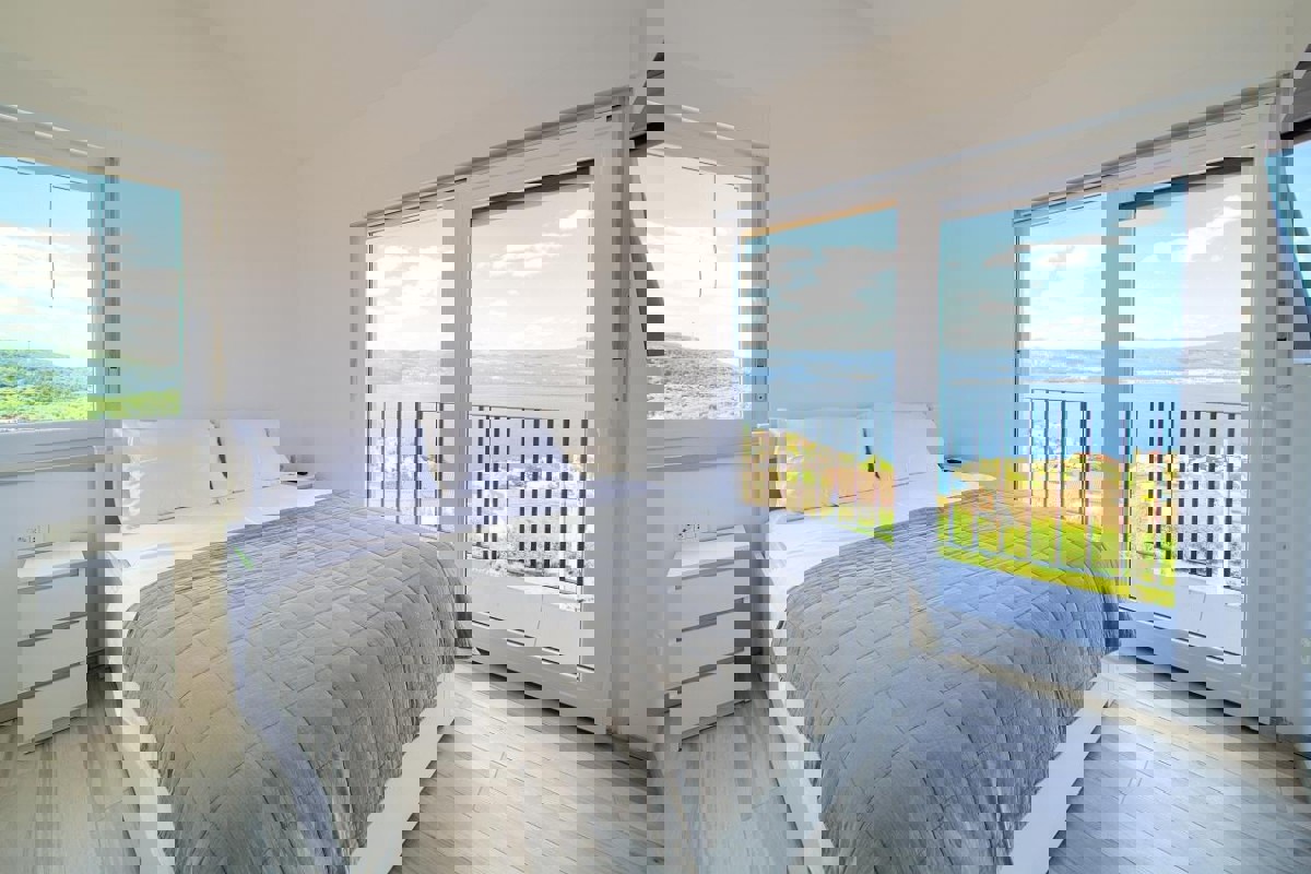 Villa bifamiliare con piscina e vista mare