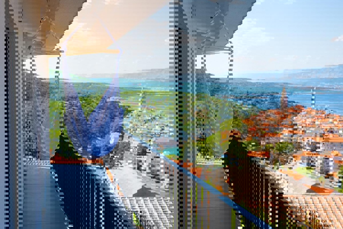 Villa bifamiliare con piscina e vista mare