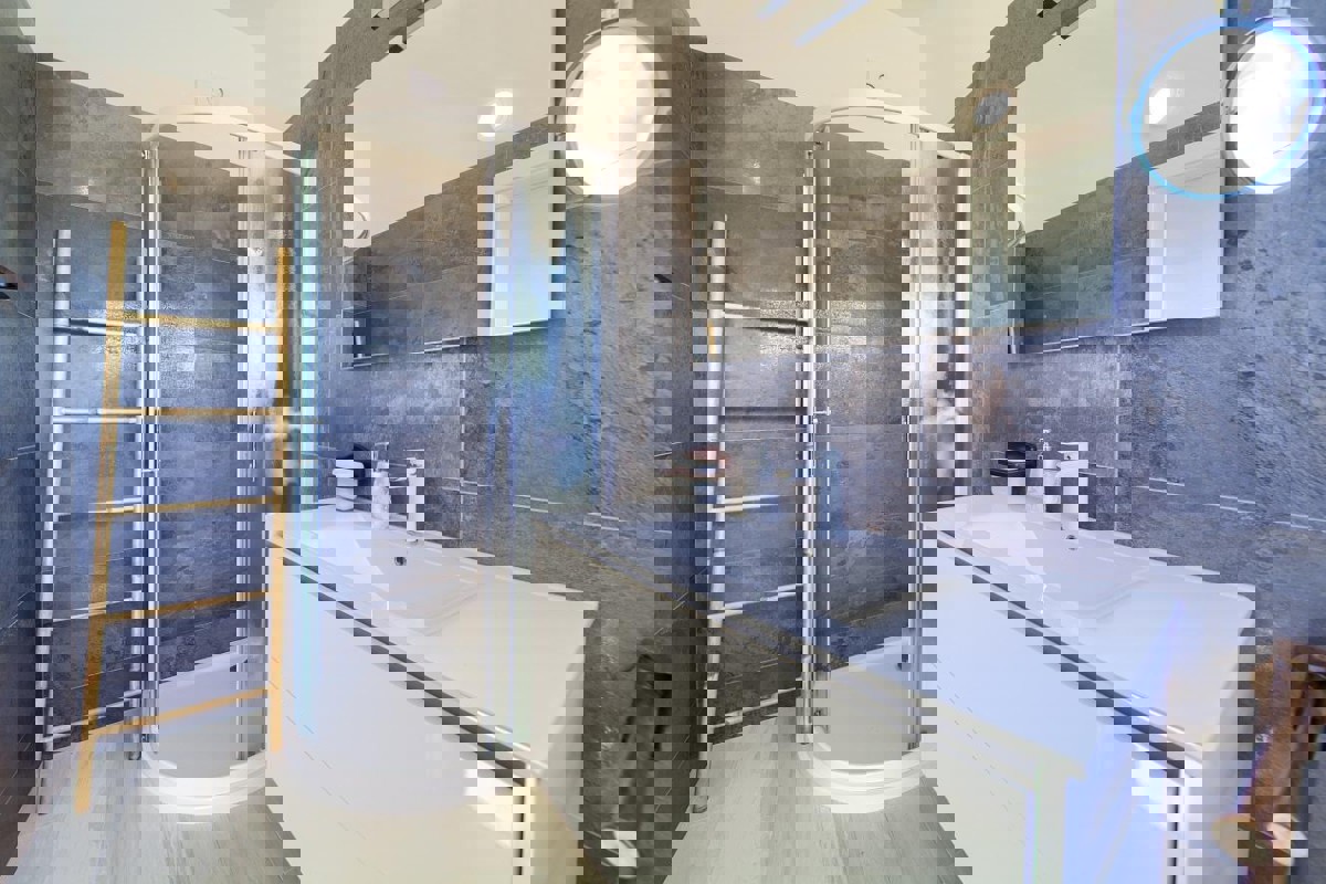 Villa bifamiliare con piscina e vista mare