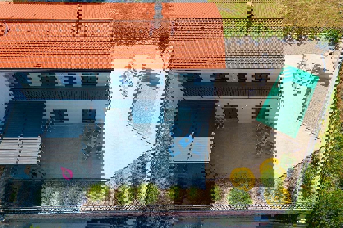 Villa bifamiliare con piscina e vista mare