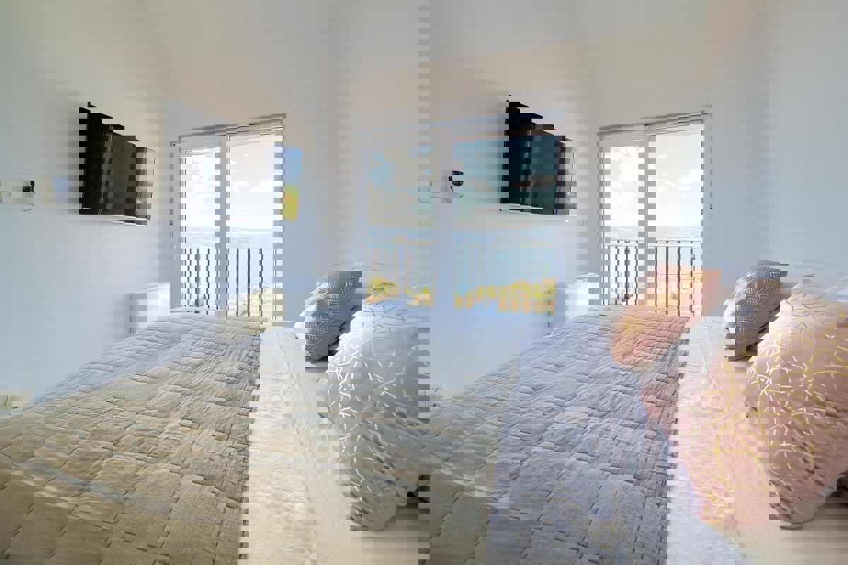 Villa bifamiliare con piscina e vista mare