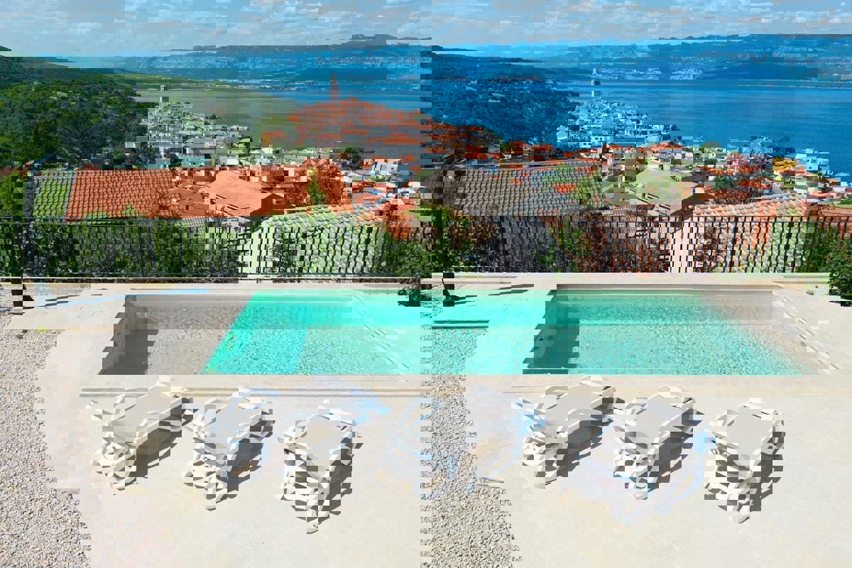 Villa bifamiliare con piscina e vista mare