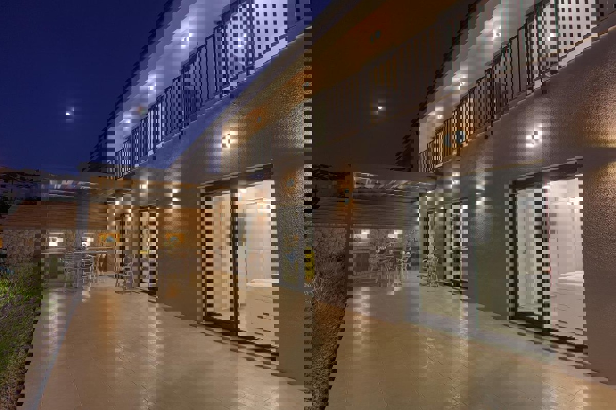 Villa bifamiliare con piscina e vista mare