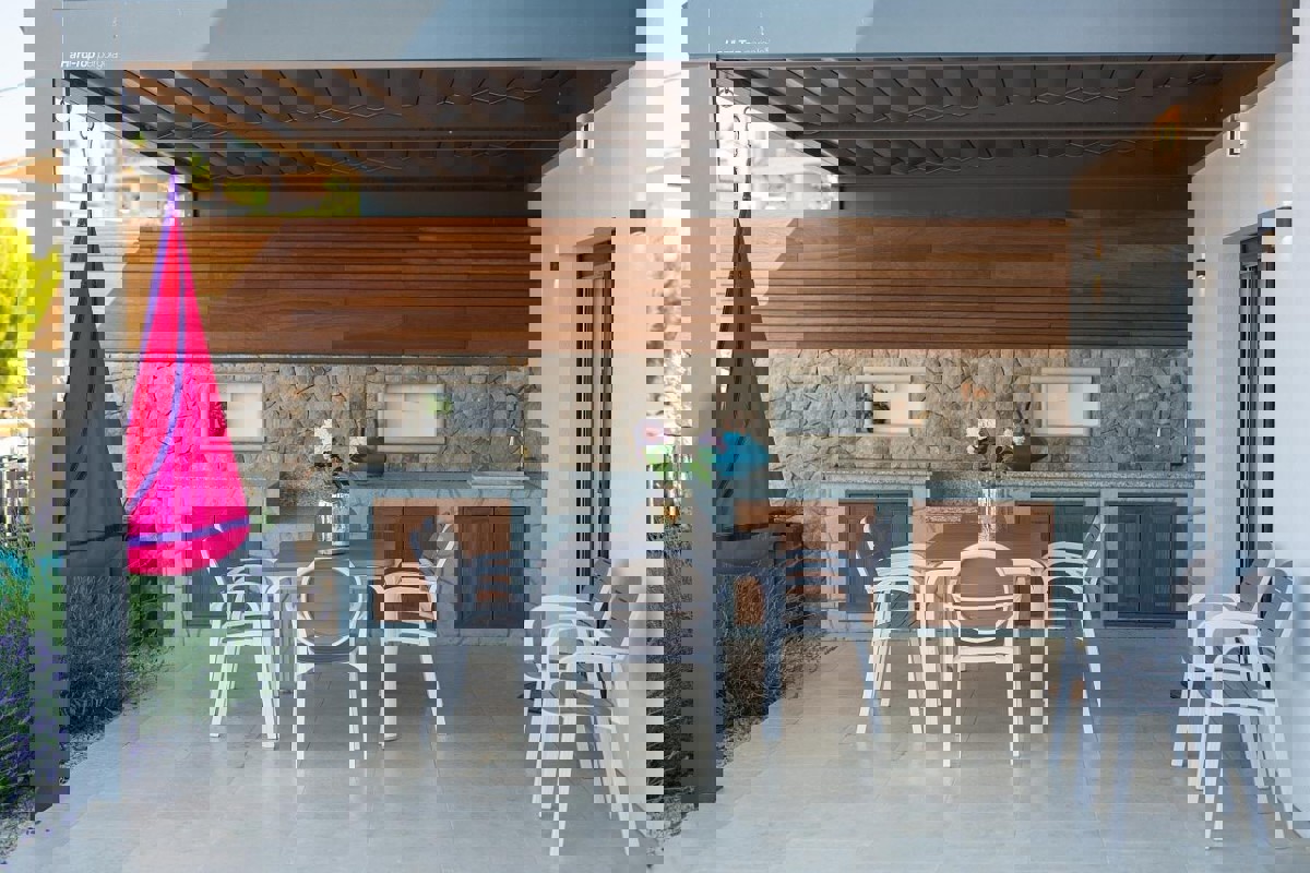 Villa bifamiliare con piscina e vista mare