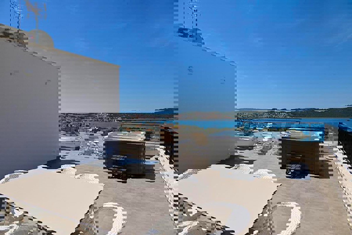 Attico di lusso con terrazza sul tetto e vista panoramica sul mare