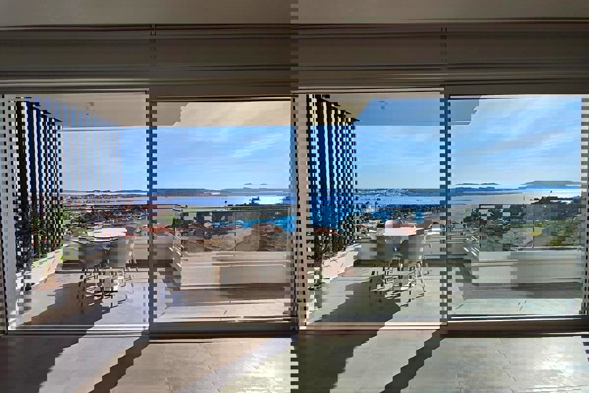 Attico di lusso con terrazza sul tetto e vista panoramica sul mare