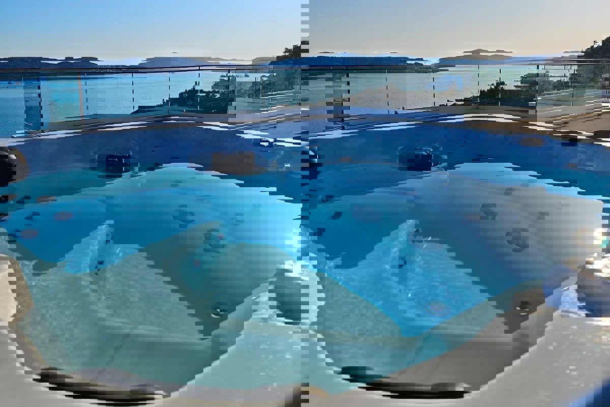 Attico di lusso con terrazza sul tetto e vista panoramica sul mare
