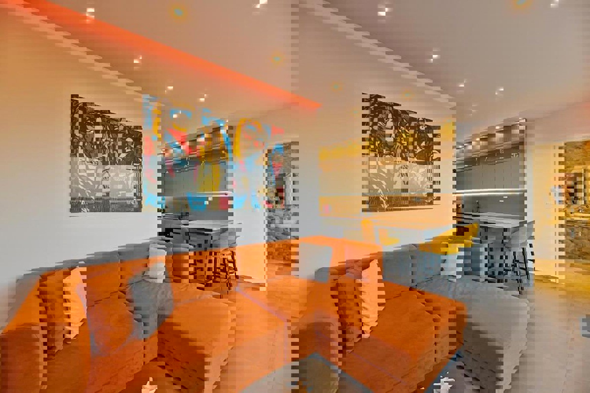 Attico di lusso con terrazza sul tetto e vista panoramica sul mare