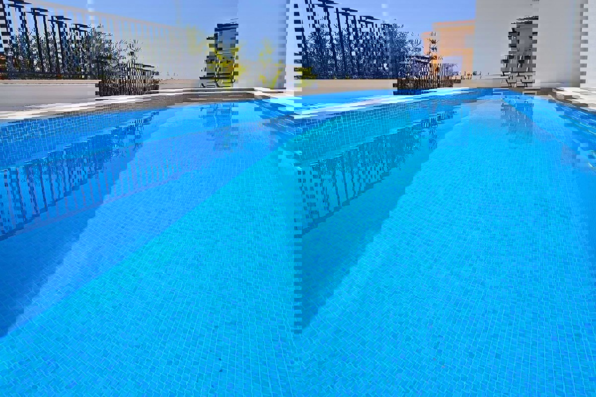 Attico di lusso con terrazza sul tetto e vista panoramica sul mare