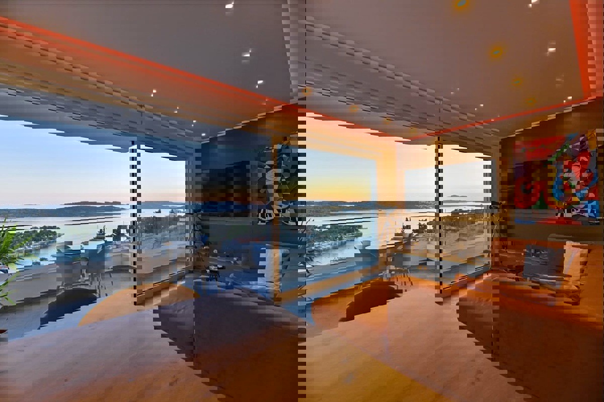 Attico di lusso con terrazza sul tetto e vista panoramica sul mare