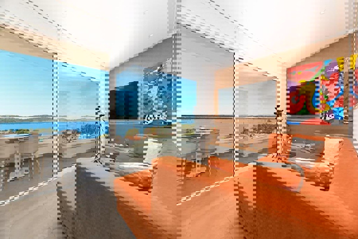 Attico di lusso con terrazza sul tetto e vista panoramica sul mare
