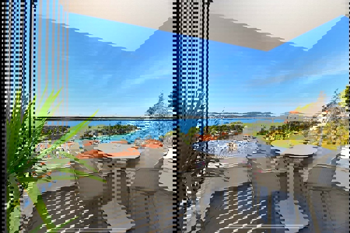 Attico di lusso con terrazza sul tetto e vista panoramica sul mare