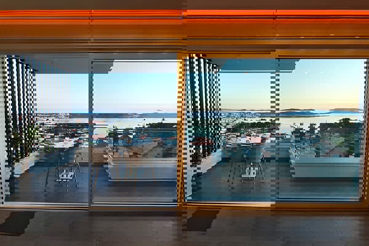Attico di lusso con terrazza sul tetto e vista panoramica sul mare