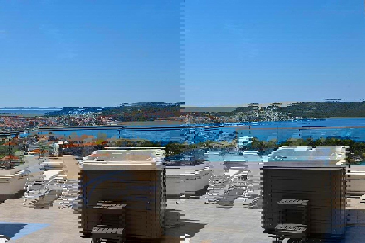 Attico di lusso con terrazza sul tetto e vista panoramica sul mare