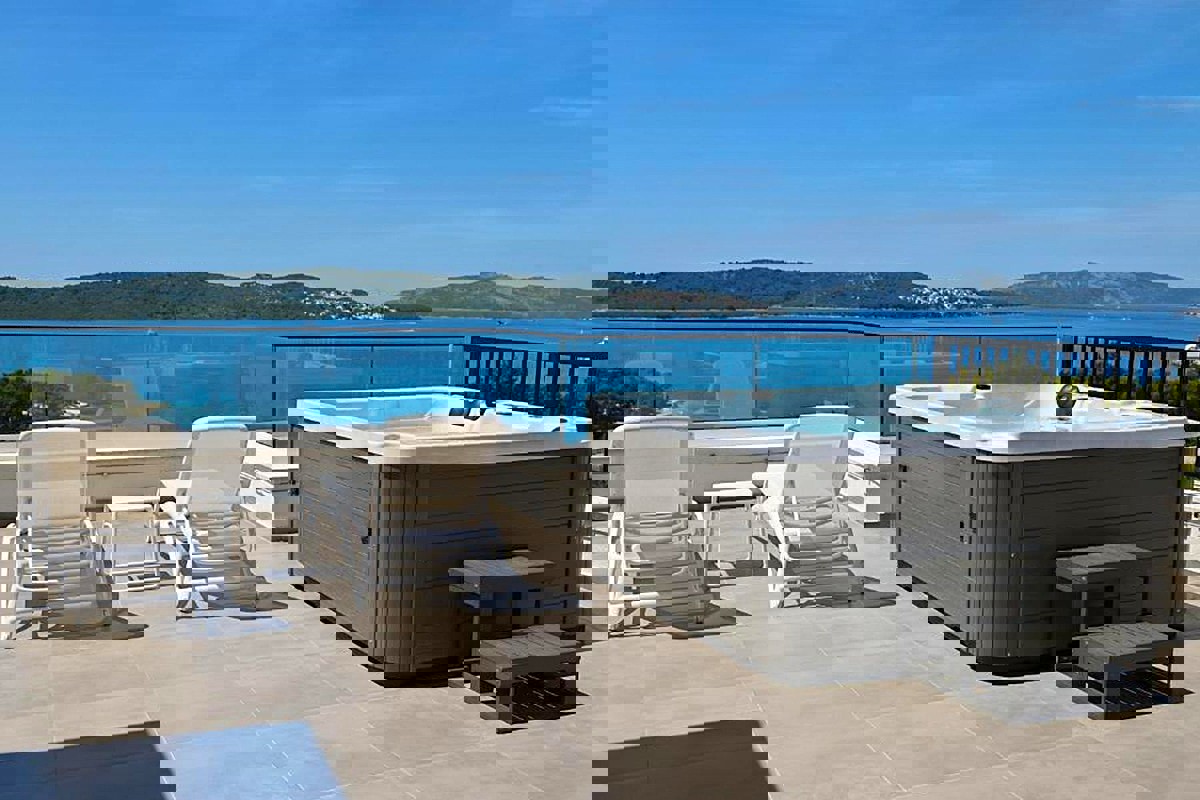 Attico di lusso con terrazza sul tetto e vista panoramica sul mare