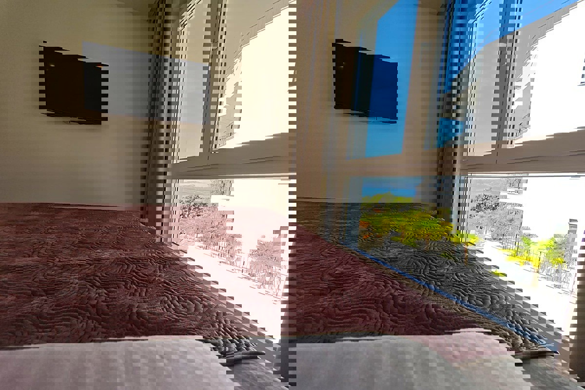 Attico di lusso con terrazza sul tetto e vista panoramica sul mare