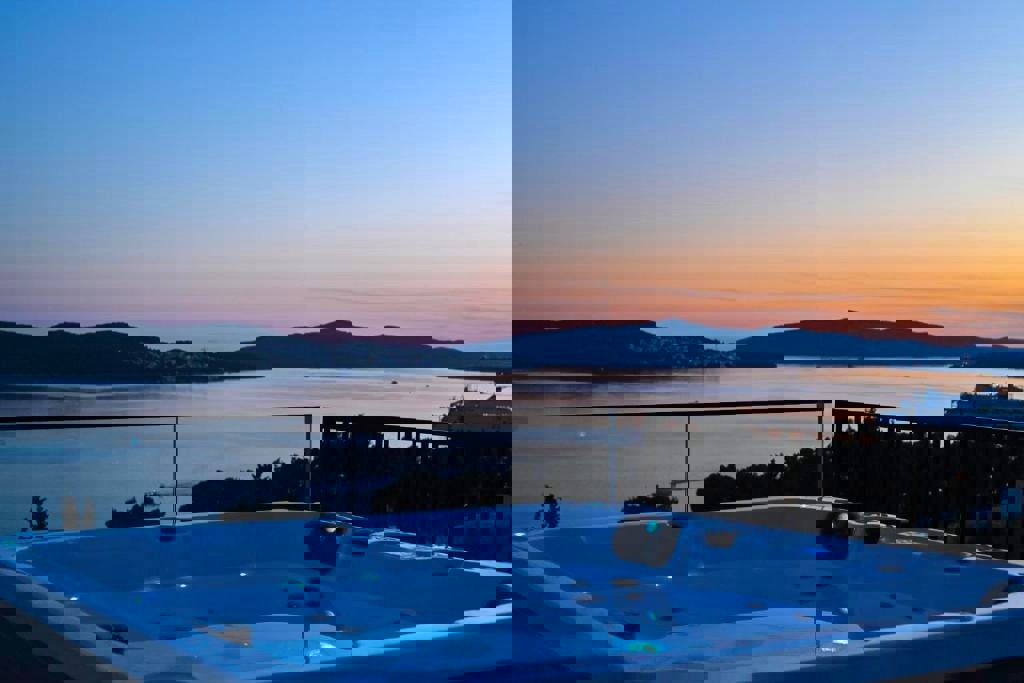 Attico di lusso con terrazza sul tetto e vista panoramica sul mare