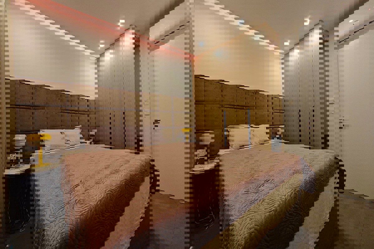 Attico di lusso con terrazza sul tetto e vista panoramica sul mare