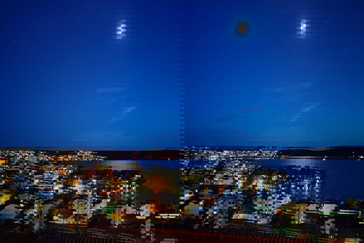 Attico di lusso con terrazza sul tetto e vista panoramica sul mare