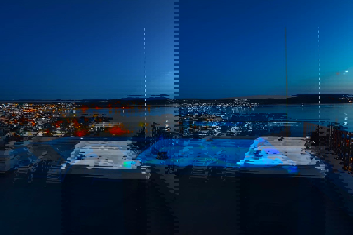 Attico di lusso con terrazza sul tetto e vista panoramica sul mare