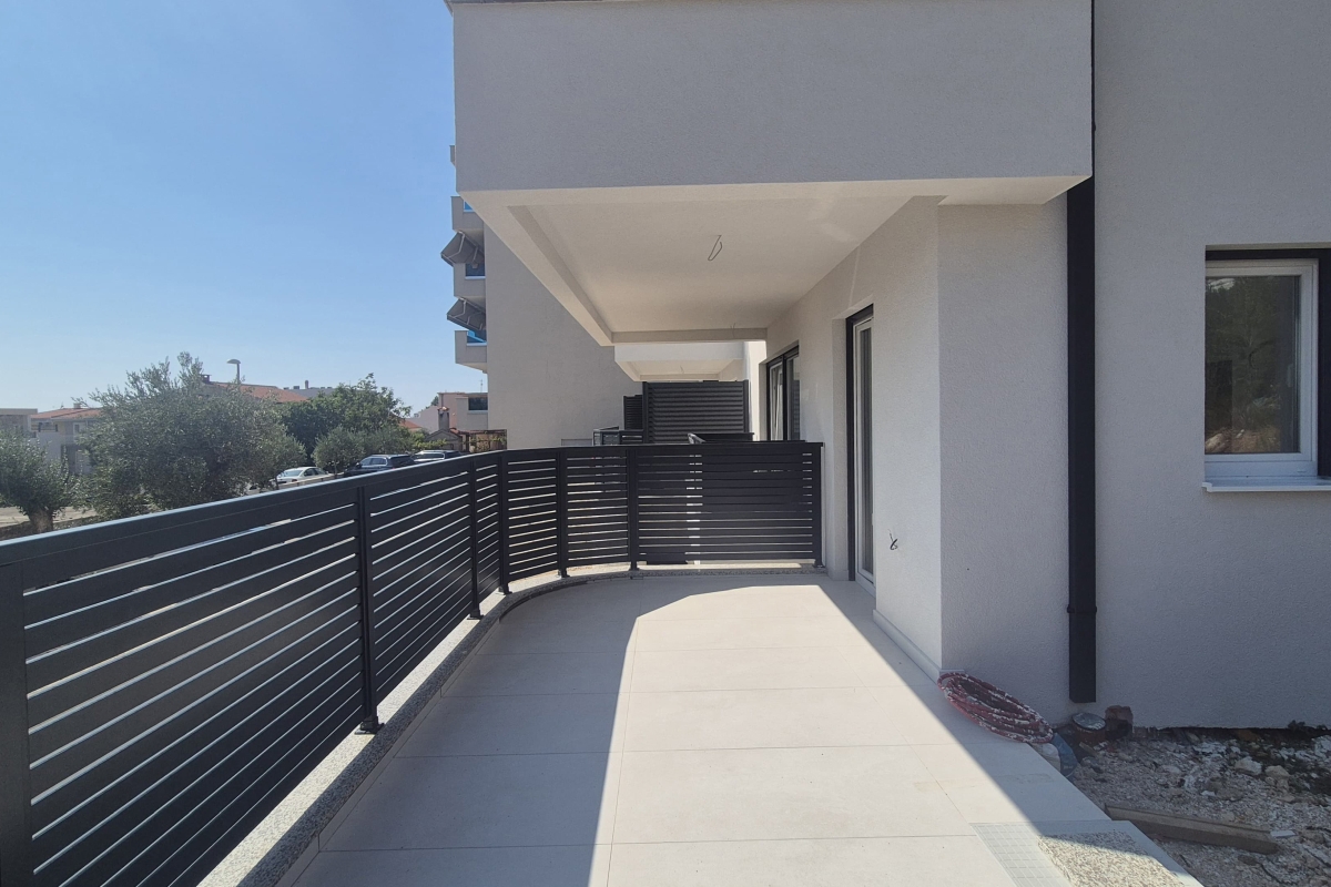Appartamento con due camere da letto in un nuovo edificio con giardino e parcheggio