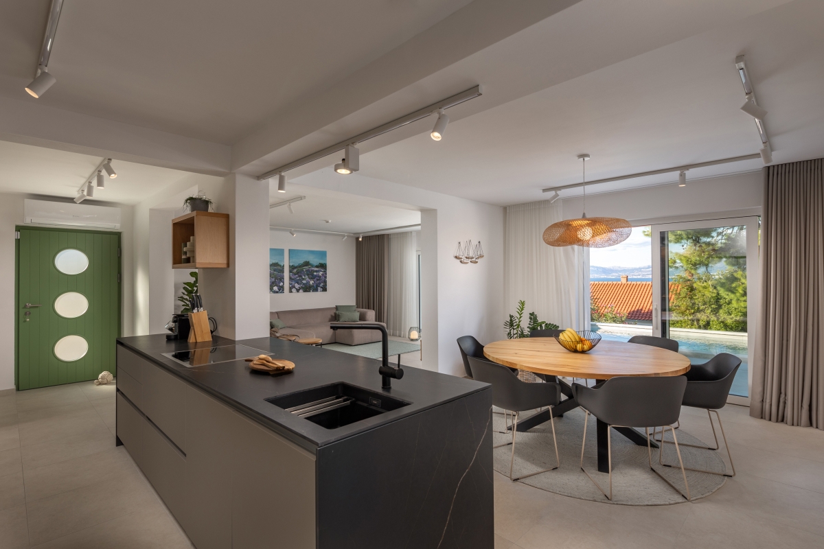 Villa in pietra con vista mare