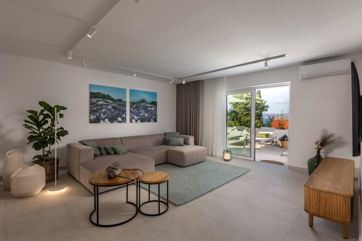 Villa in pietra con vista mare