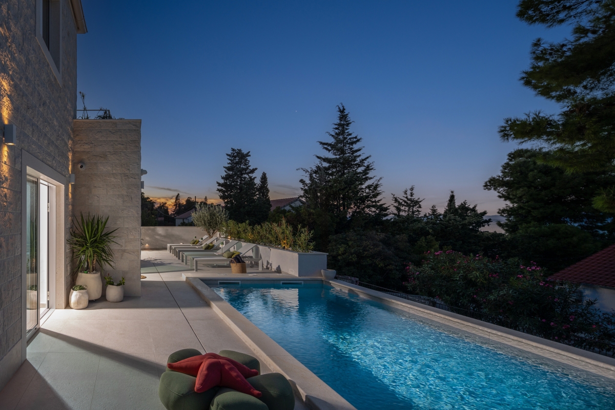 Villa in pietra con vista mare