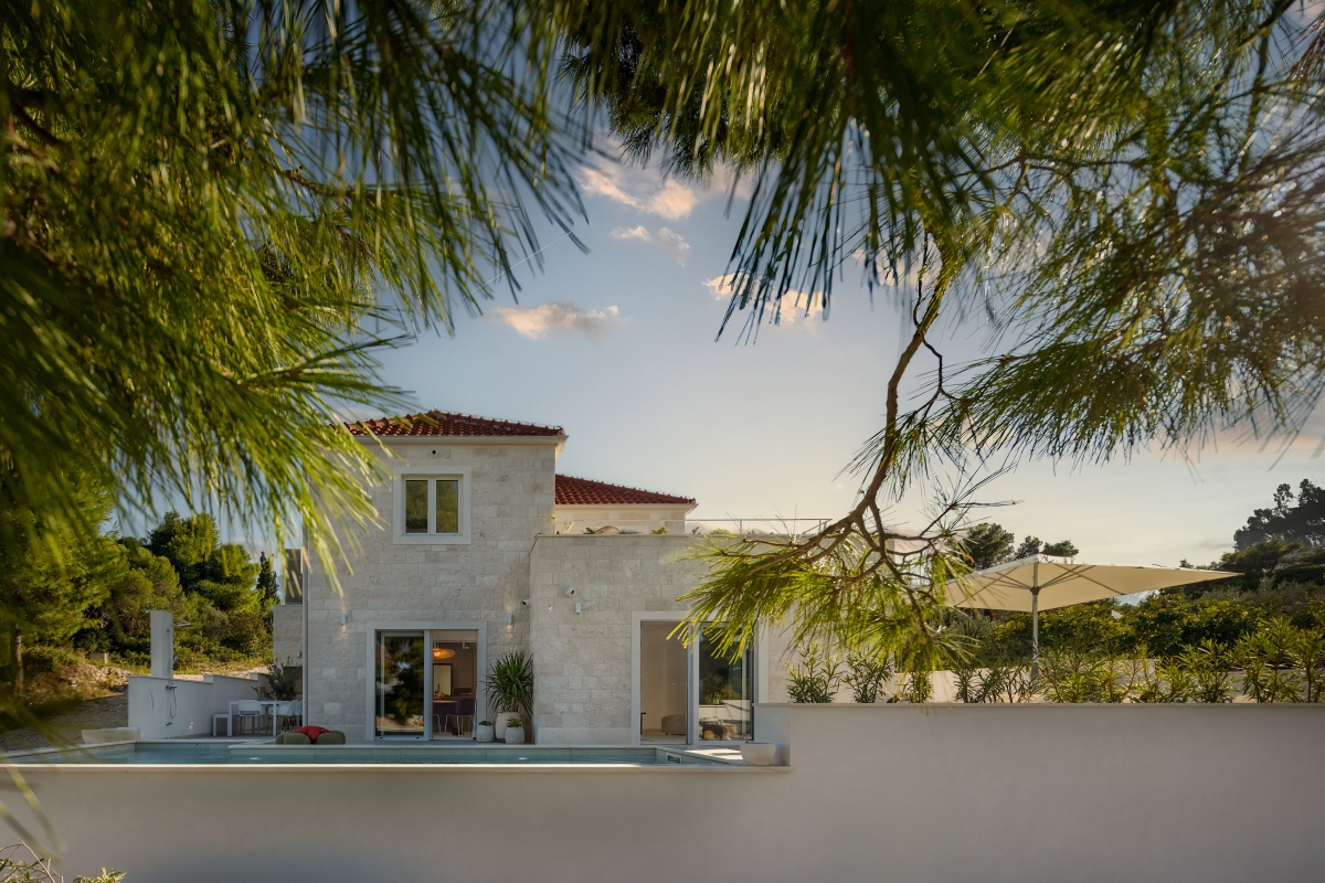 Villa in pietra con vista mare