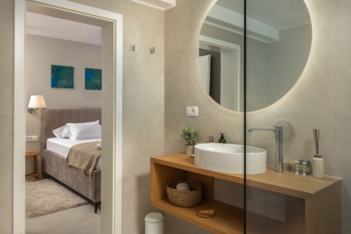 Villa in pietra con vista mare