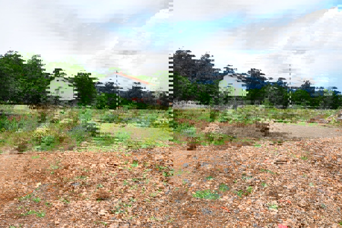 Terreno edificabile con vista panoramica e progetto preliminare