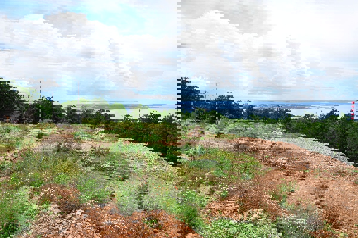 Terreno edificabile con vista panoramica e progetto preliminare