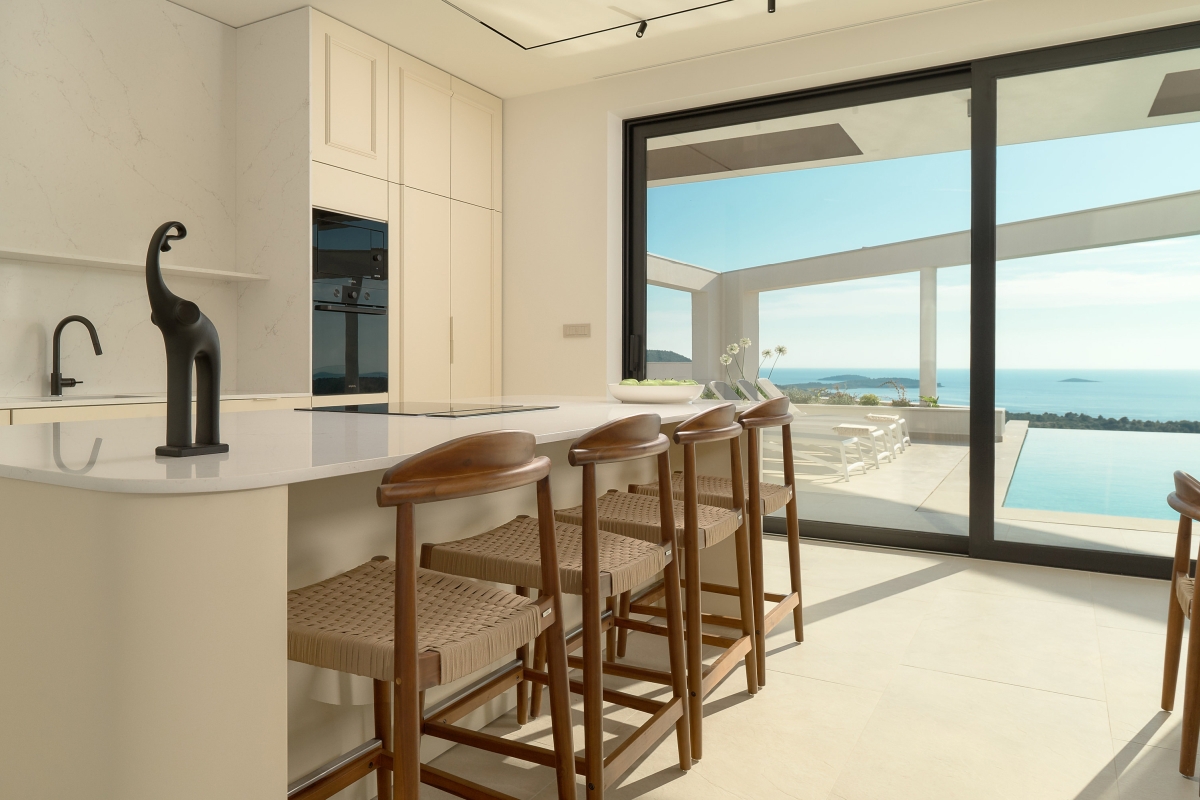 Villa di lusso con vista panoramica sul mare e piscina a sfioro